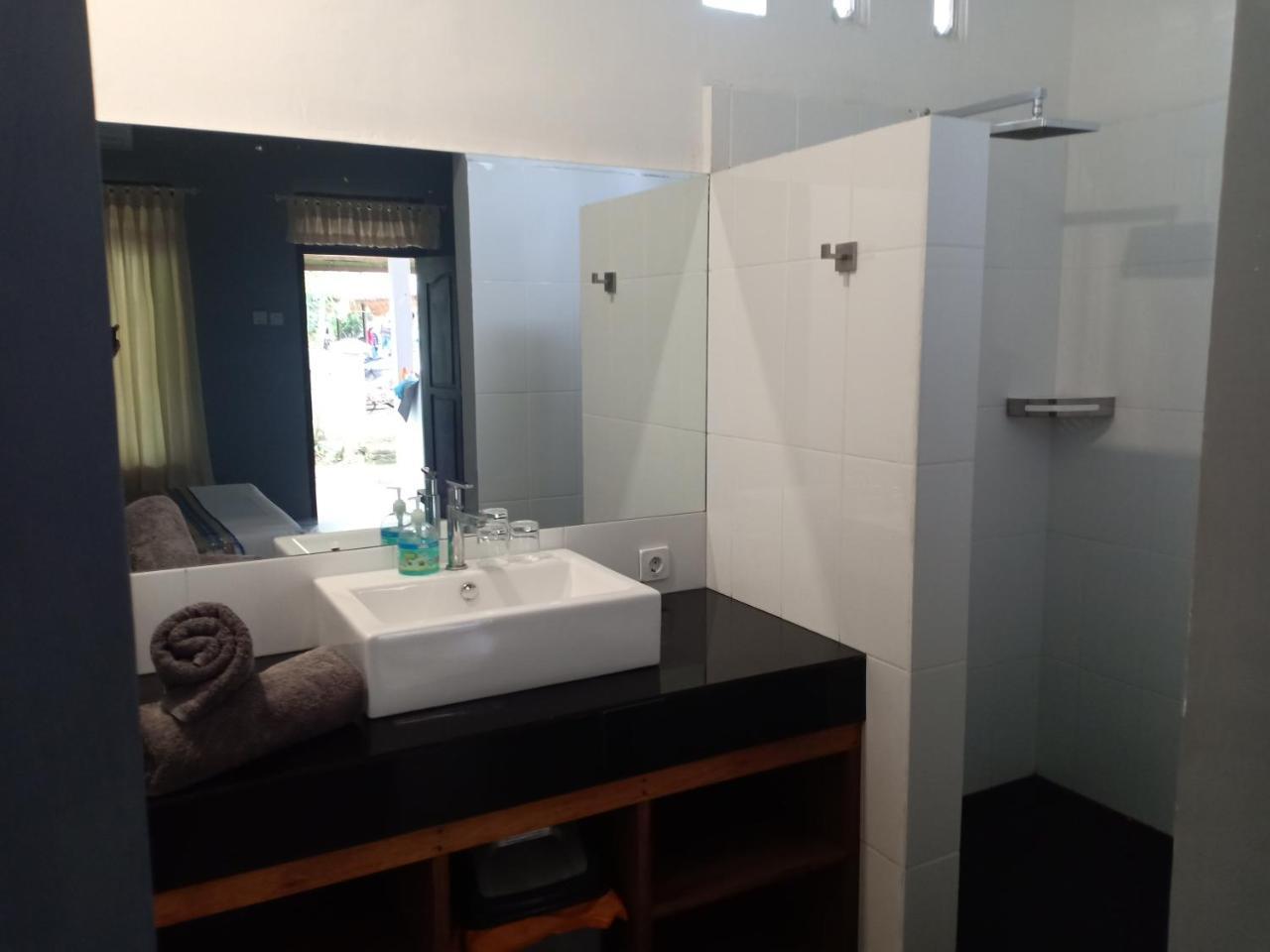 Qurnia Homestay Kuta  Luaran gambar